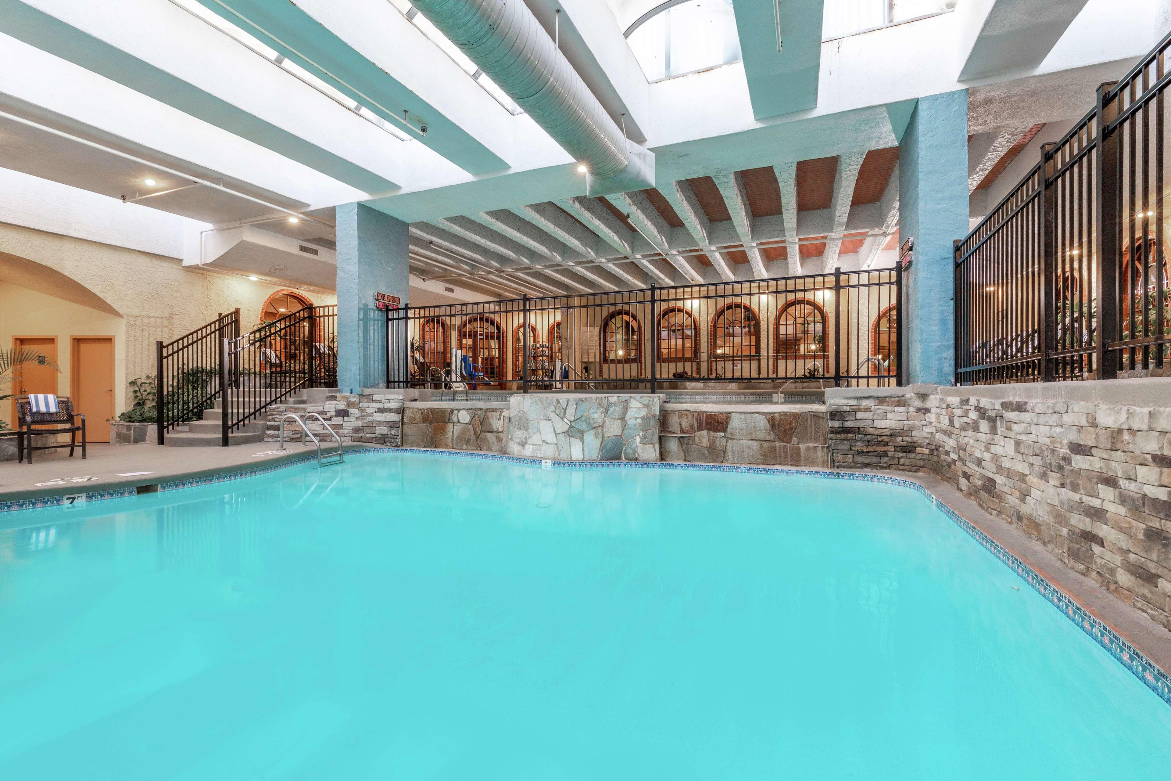 Embassy Suites By Hilton Kansas City Plaza Exterior foto