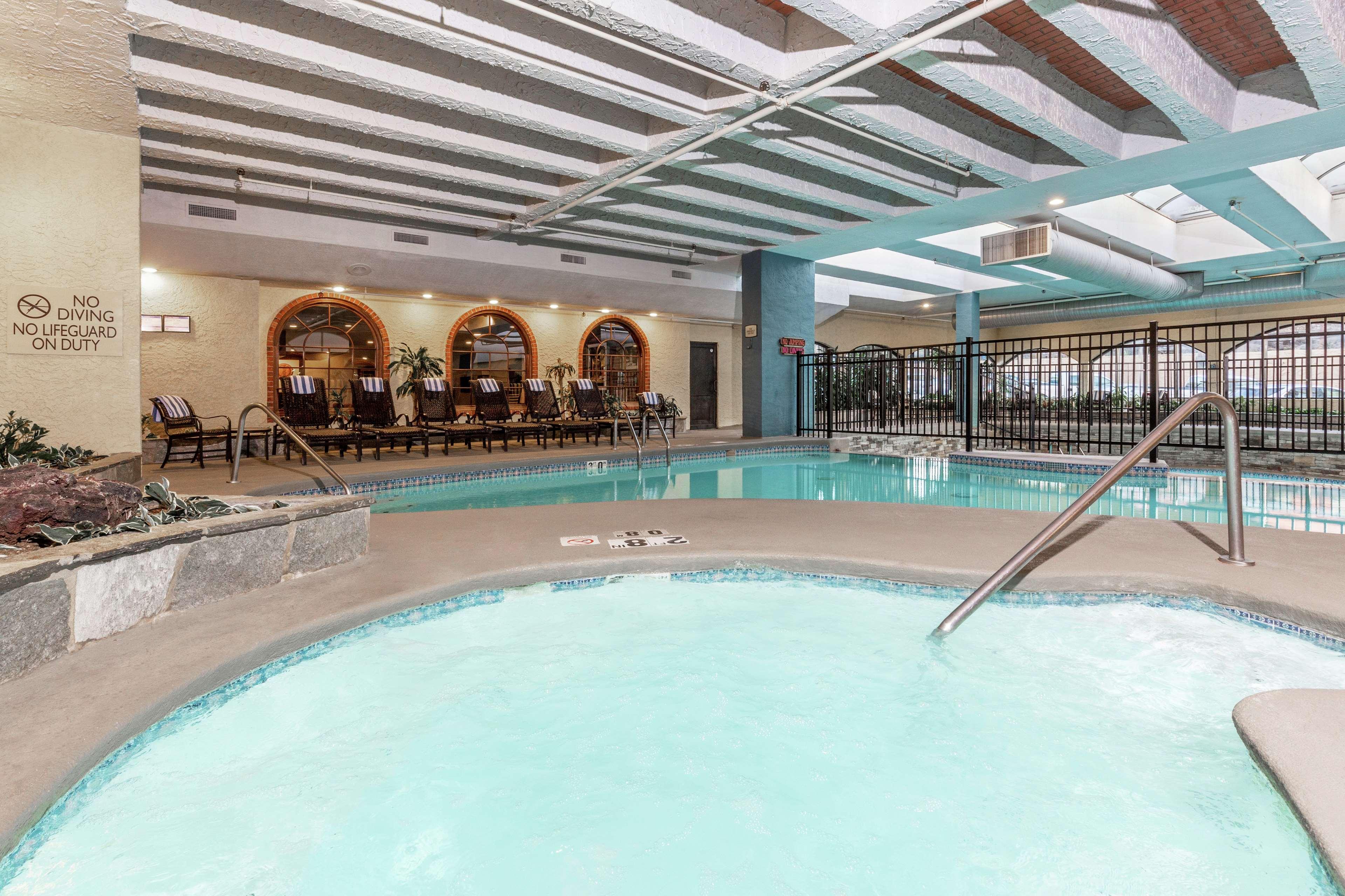 Embassy Suites By Hilton Kansas City Plaza Exterior foto