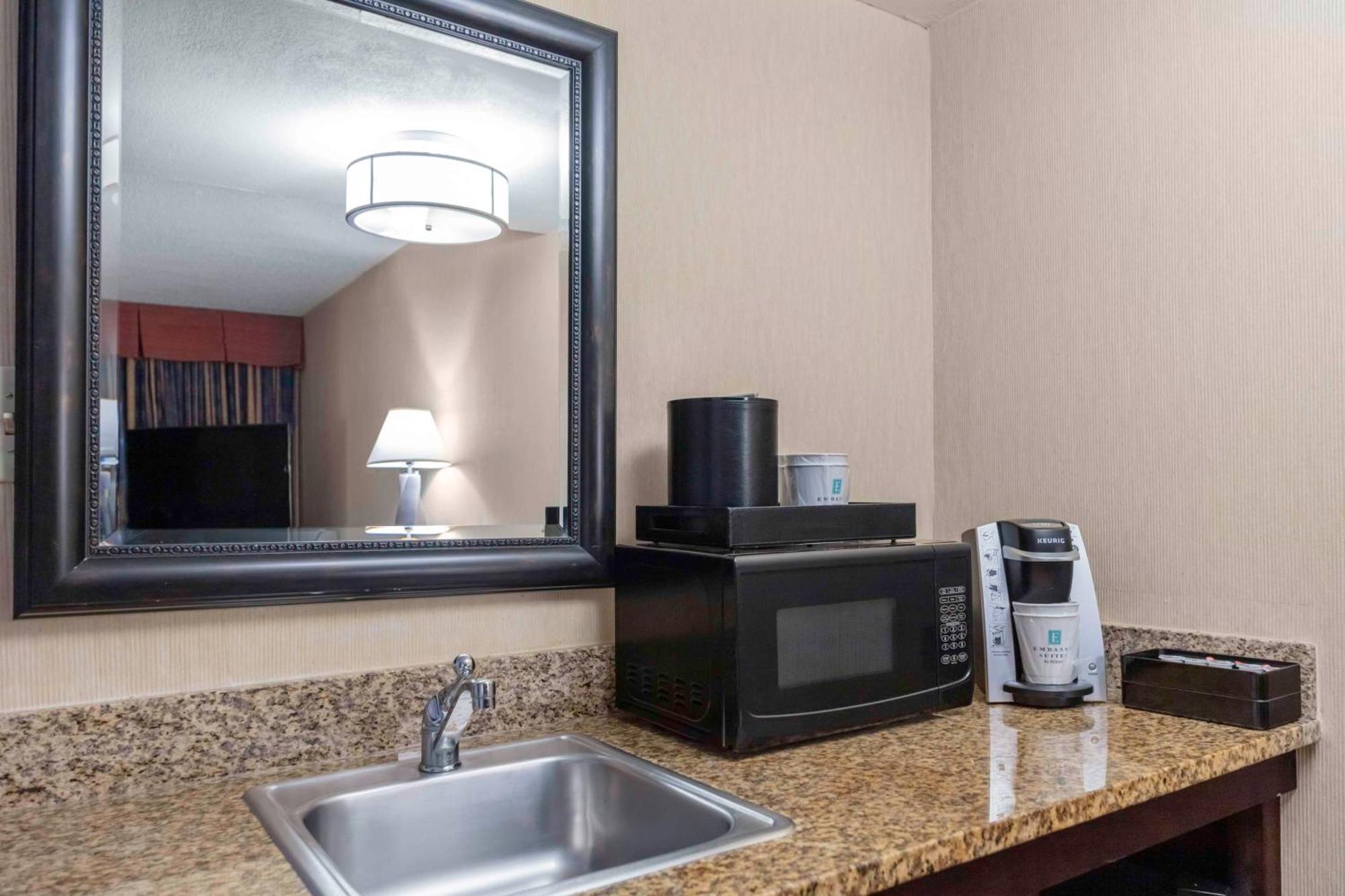 Embassy Suites By Hilton Kansas City Plaza Exterior foto